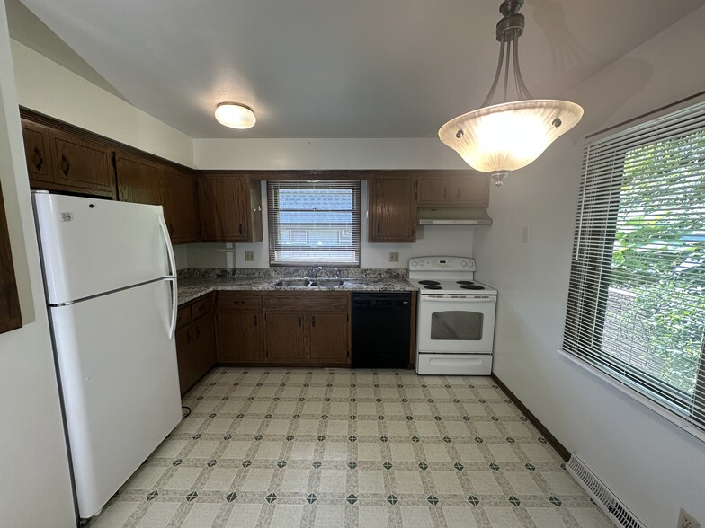 Building Photo - 1331 Martha Washington Dr