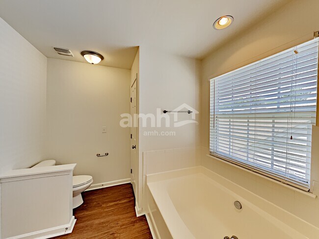 Building Photo - 1019 Canopy Dr