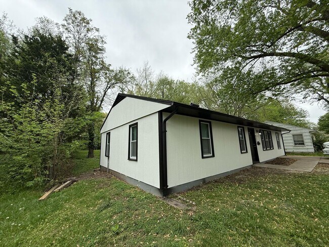 Building Photo - 5 Bedroom