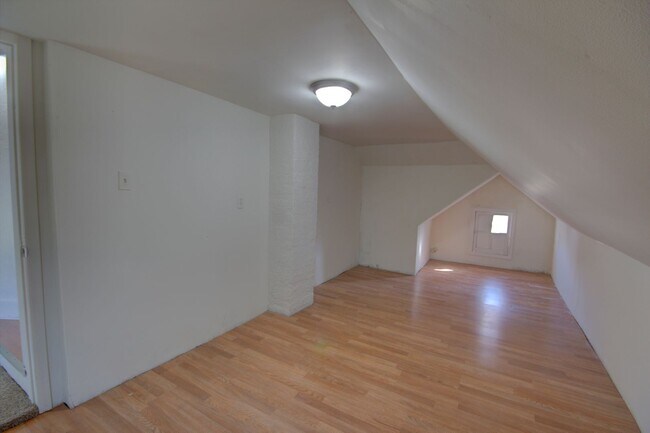 Building Photo - 2 Bed Home