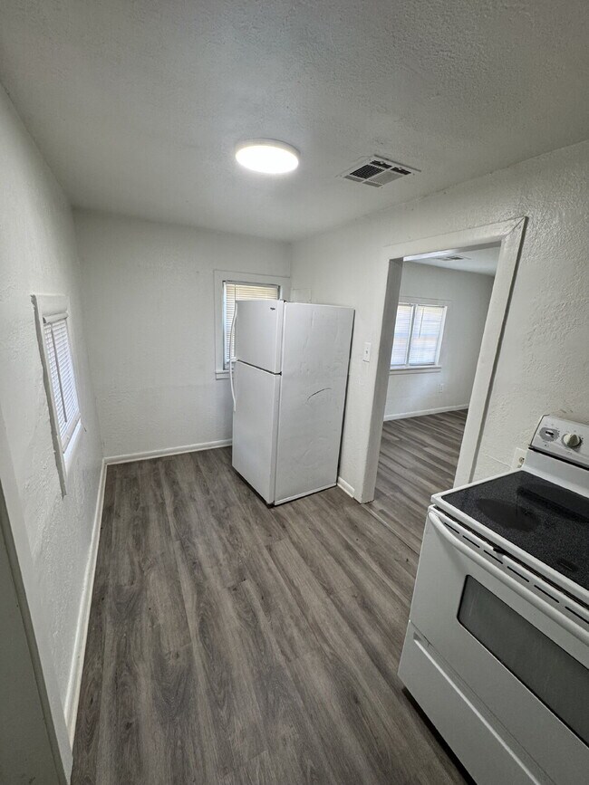 Building Photo - Newly remodeled 1 bedroom / 1 bathroom wit...