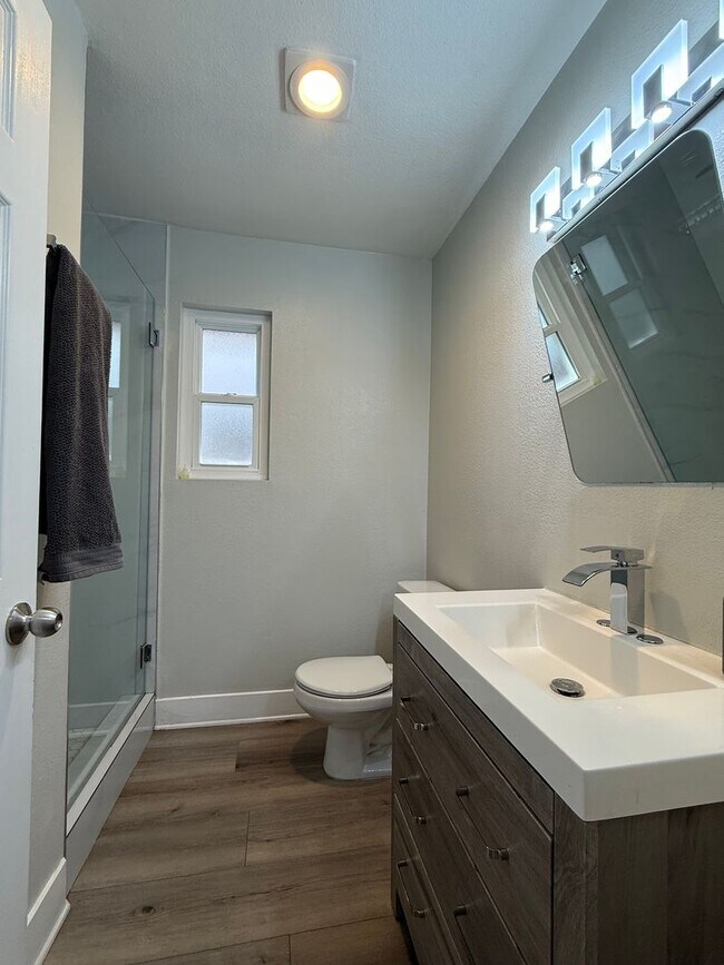 Building Photo - Move in Ready 3bed/3bath, beautiful backyard