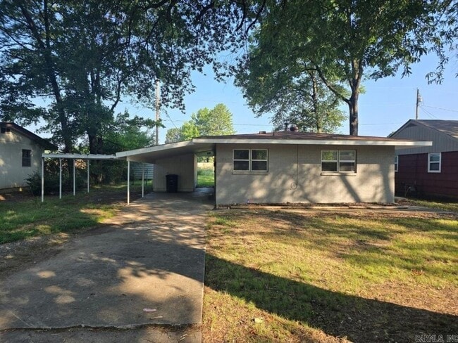 Primary Photo - 620 Neal St