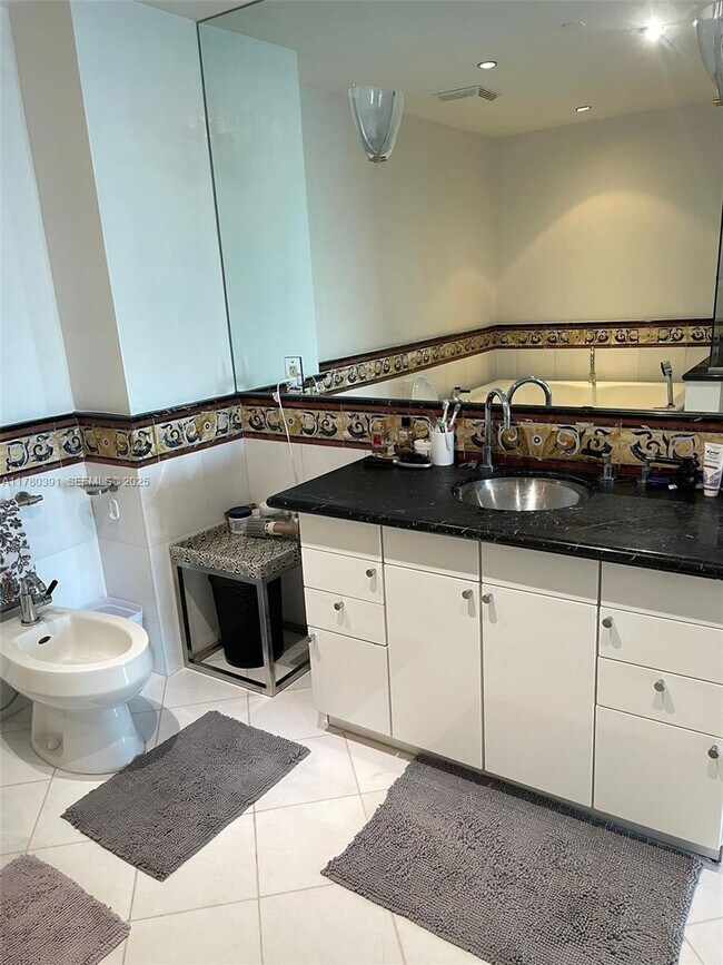 Building Photo - 520 West Ave