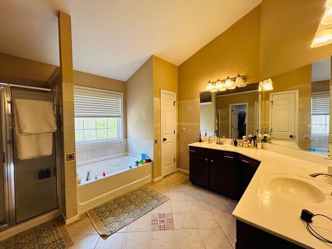 Building Photo - Incredible 4 bedroom/5 bath Tri-level home in Willoughby Park in NW Greensboro with finished base...