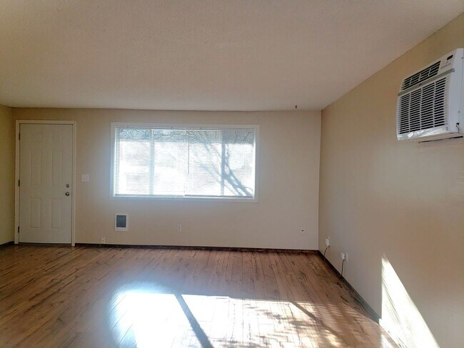 Building Photo - Inner SE Portland Duplex in Brooklyn!