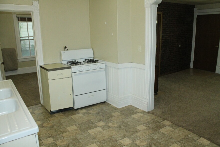 Kitchen - 119 Elm St