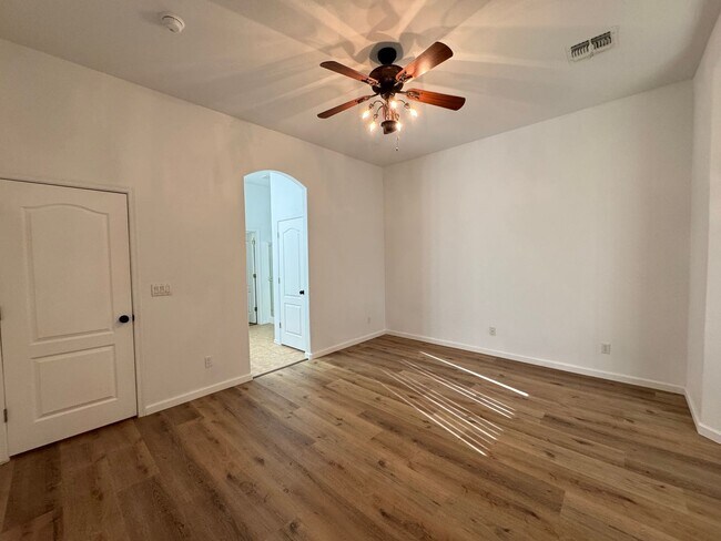 Building Photo - 3 Bed/2 Bath House with Boat Deep 3 Car Garage