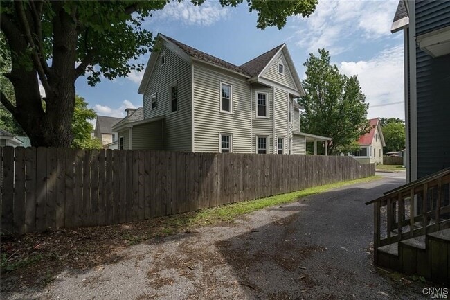 Building Photo - 137 St Mary St