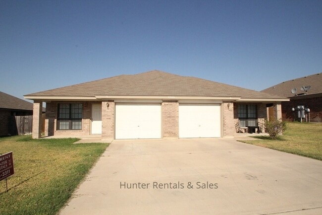 Building Photo - Low Traffic Circle!