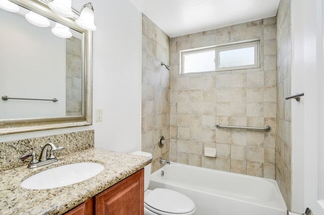 Building Photo - 1 bedroom 1bathroom condo in Normal Heights!