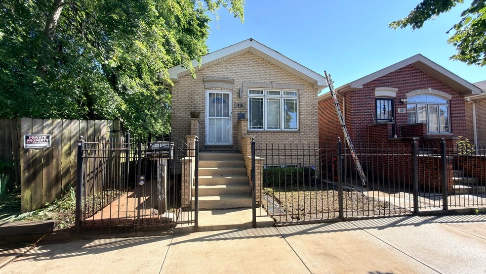 Front of home - 419 W Root St