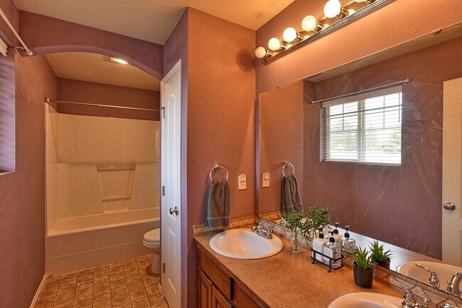 Building Photo - Spacious Craftsman Style Home - Pet Friendly!