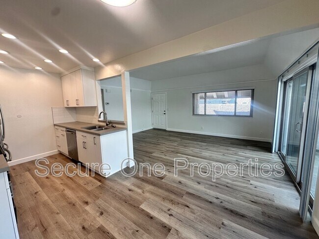 Building Photo - 2869 Instone Ct