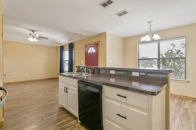 Building Photo - 608 Mesquite Dr