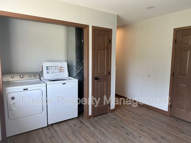 Building Photo - 154 Balcerzak Dr