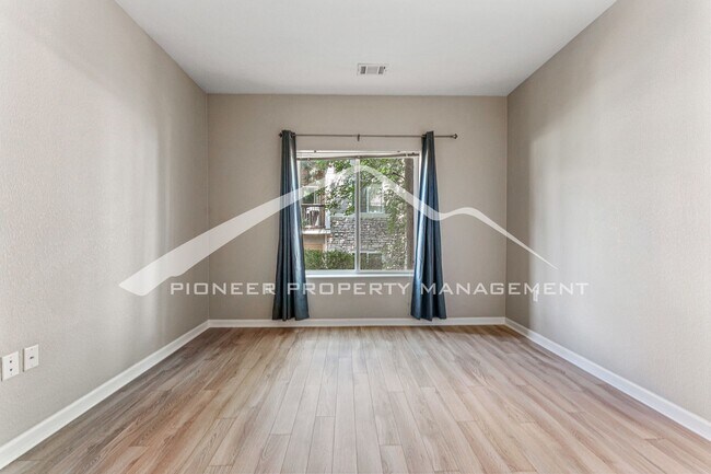 Building Photo - Charming condo with Central AC and Garage Parking Space!