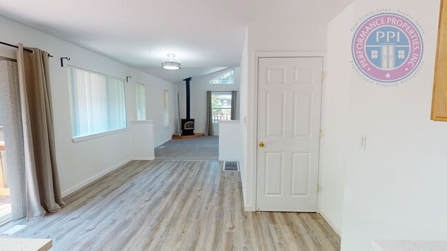 Building Photo - LAKE OSWEGO - FIRST ADDITION  / SINGLE LEVEL, NEWLY UPDATED, BASEMENT & GARAGE