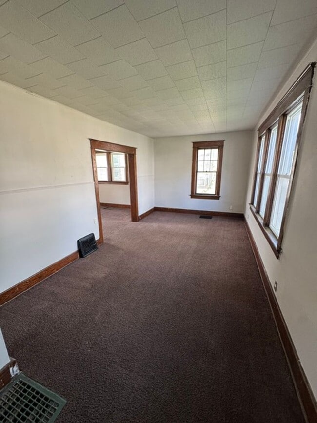 Building Photo - 2817 Central Dr