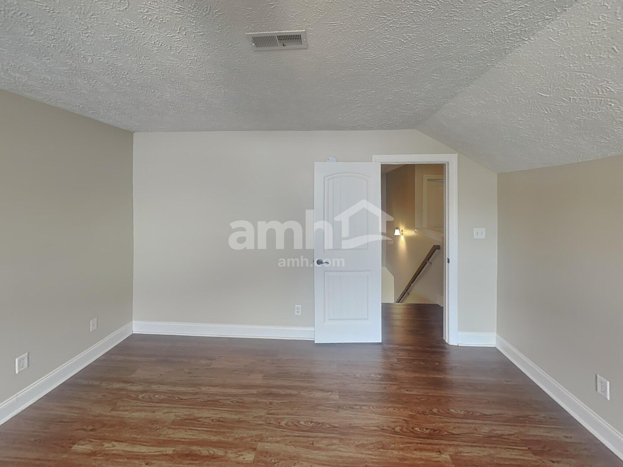 Building Photo - 1131 Longwood Dr