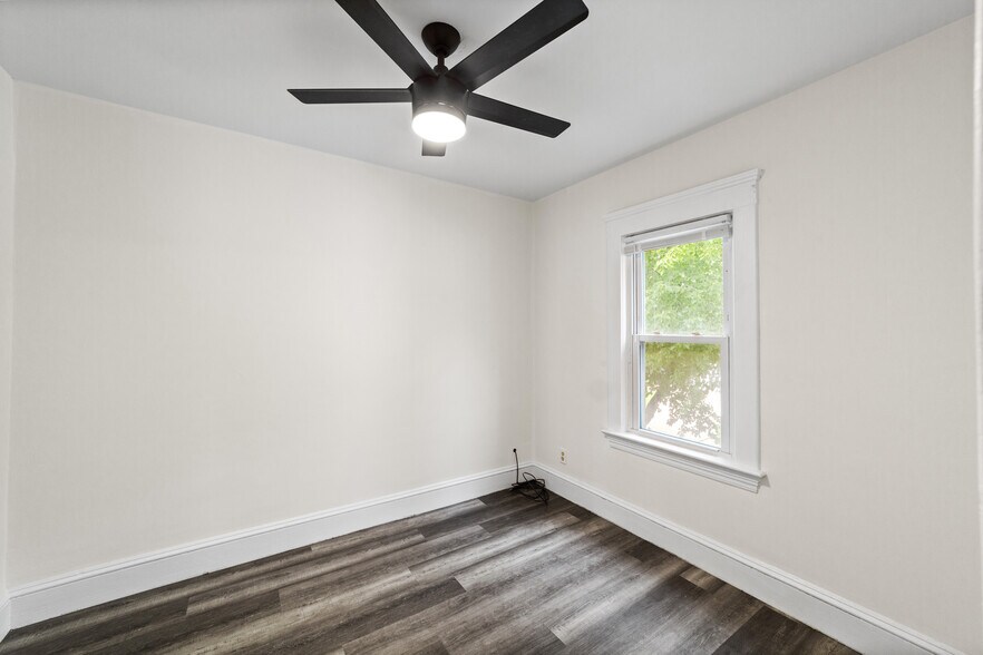 Building Photo - 1352 W 58th St
