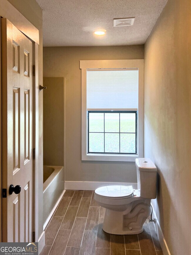 Building Photo - 124 Wolfbay Cir