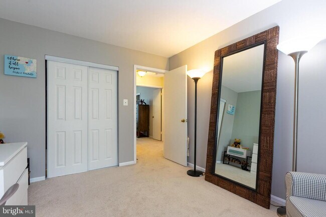 Building Photo - Stylish and Spacious Townhome with Open Floor Plan and Updated Kitchen