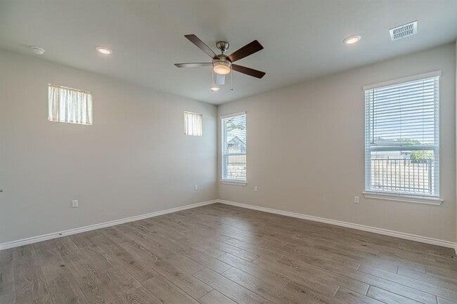 Building Photo - 127 Roaming Rock Trl