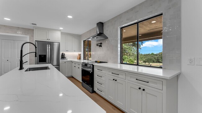 Building Photo - 113 W Bluebonnet Rd
