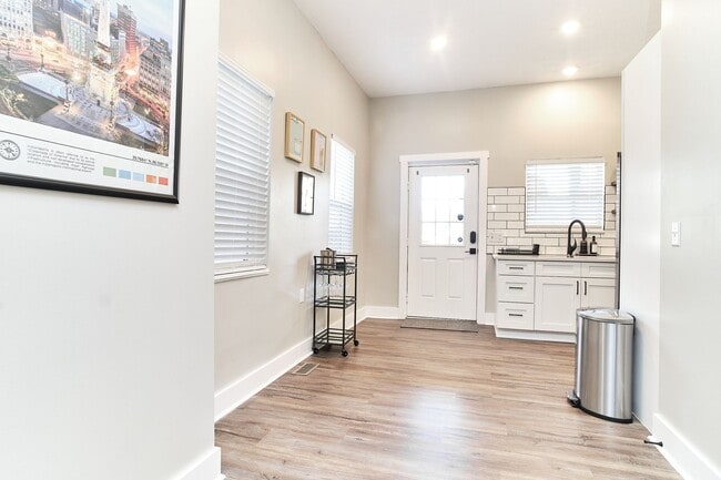 Building Photo - Fully Furnished 2BD Duplex in the Heart of downtown Indy!