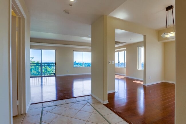 Building Photo - Amazing views from this gorgeous Bankers H...