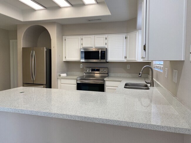 Building Photo - Must See 2/2.5 Condo in Pointe South Mount...