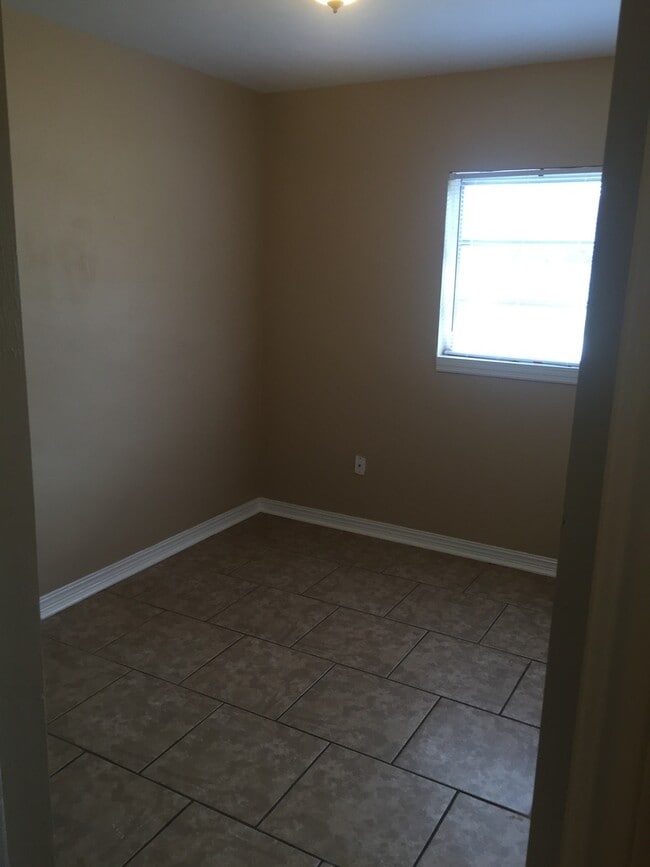 Building Photo - Three Bedroom One Bath
