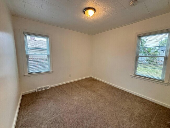 Building Photo - 23045 Harding Ave