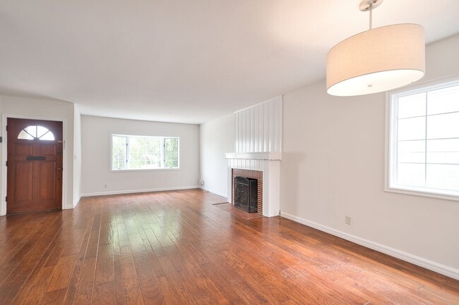 Building Photo - Spacious Four Bedroom Home in Manhattan Be...