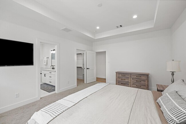 Building Photo - 3028 Live Oak St