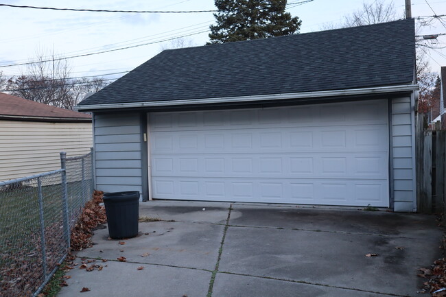 2 car garage - 3421 Croissant St