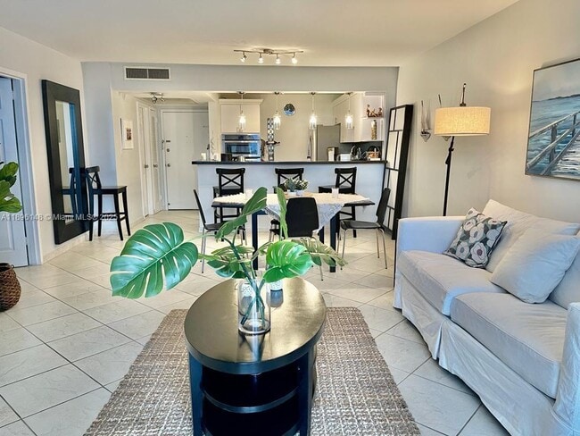 Building Photo - 2030 S Ocean Dr