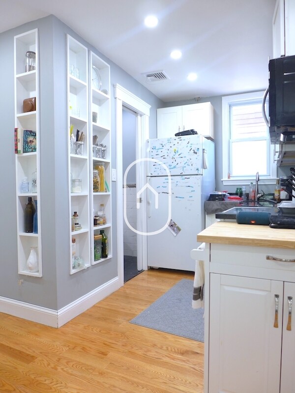 Building Photo - 1615 Tremont St