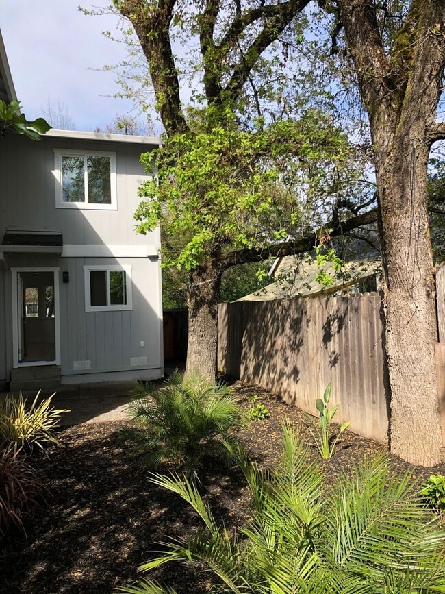 Building Photo - 3 Bedroom Townhome For Rent