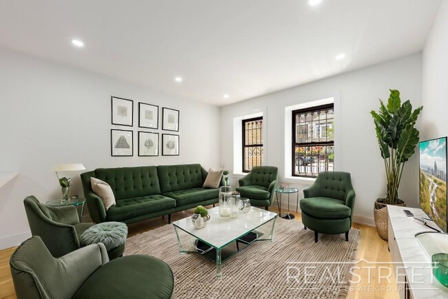 Building Photo - Stunning Brand New 2 Bed Duplex with Backy...