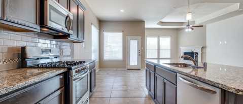 Building Photo - 2025 Lake Vista Dr