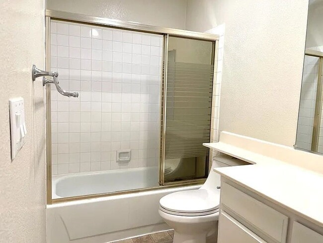 Building Photo - "Charming 2-Bed, 2-Bath Retreat in the Heart of Santa Clara!"