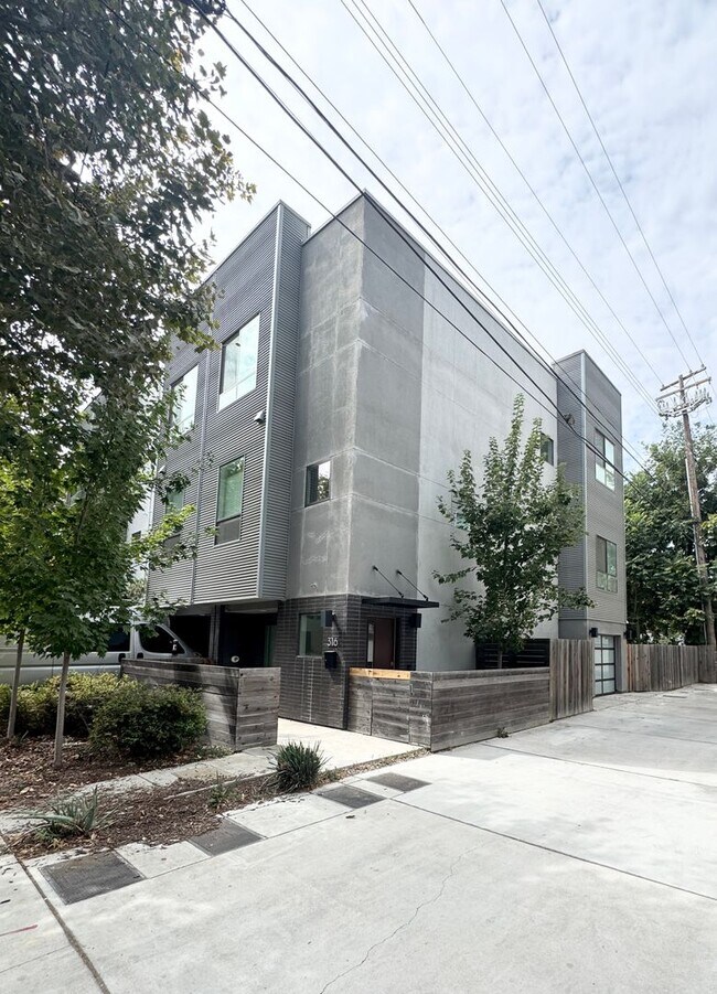 Building Photo - Luxury 3 Bed / 3 Bath Modern Home in Downtown Sacramento – Mansion Flats