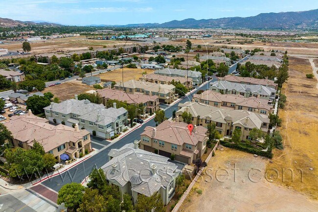 Building Photo - 3 Bed / 2.5 Bath Townhome | Open Layout + Modern Finishes