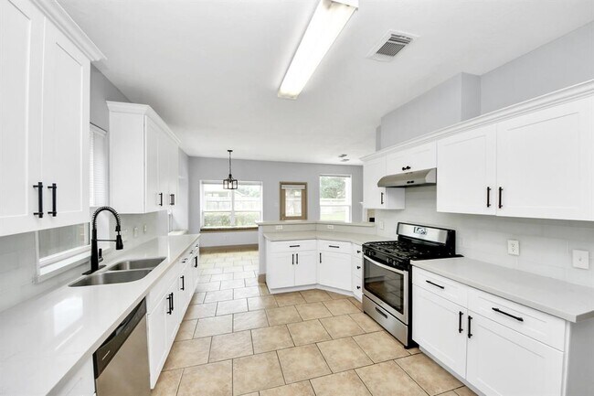 Building Photo - 2030 Winding Hollow Dr