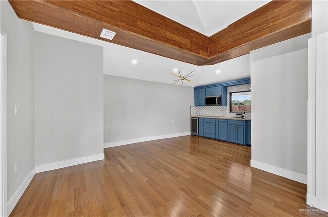 Building Photo - 12303 Lakeview Dr