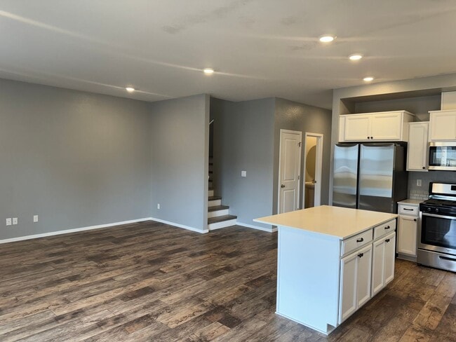 Building Photo - 4 bedroom 2.5 bathroom almost-new house in...