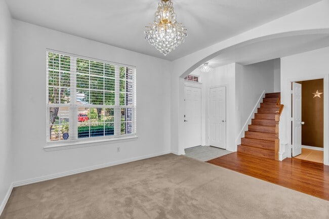 Building Photo - 513 Renee Dr