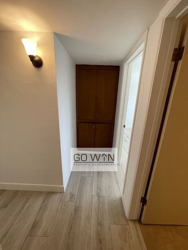 Building Photo - 4 Bed/ 2 Bath - House With Backyard!